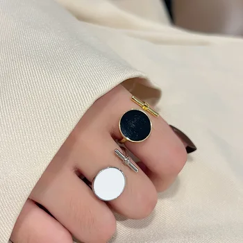 2023 פשוט אופנתי גיאומטריים שחור-לבן עגול לנשים-High-end עיצוב קוריאני משובח פתיחת האצבע טבעת