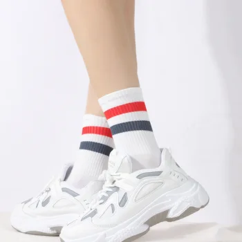 הסגנון החדש זוג גרבי כותנה אמצע עגל אורך הגרביים אביזרי בסגנון גרביים בשחור לבן שני קווים ספורט נשים אופנתיים גרביים