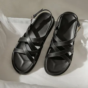 מעצב הצלב סנדלים עם רצועות אישה שטוח Sandalias נעלי קיץ 2023 אופנה חוף סנדלים אבזם עור Pu שקופיות סלטות צונחת