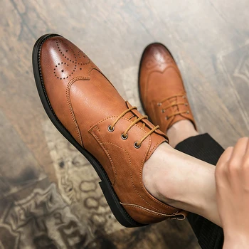 קוריאני מגמה גברים אוקספורד נעלי עור מגולף קטן נעלי עור בעבודת יד Breathble לבוש רשמי גברים דירות תחרה עד בולוק